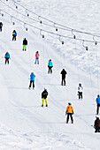 Skifahrer auf Schlepplift, Veysonnaz (Verbier), 4 Vallées, Wallis, Schweizer Alpen, Schweiz, Europa