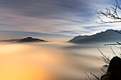 Nebel und Wolken im Morgengrauen von Monte San Martino, Provinz Lecco, Lombardei, Italien, Europa gesehen