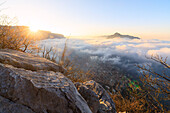 Sonne und Nebel über der Stadt Lecco gesehen von Monte San Martino, Provinz Lecco, Lombardei, Italien, Europa