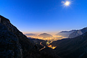 Abenddämmerung auf der beleuchteten Stadt Lecco von der Straße nach Morterone, Lombardei, Italien, Europa gesehen