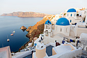 Klassische Ansicht des Dorfes Oia mit seinen blauen gewölbten Kirchen und bunten Häusern, Oia, Santorini, Kykladen, griechische Inseln, Griechenland, Europa