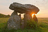 Carreg Samson Dolmen bei Sonnenaufgang, Abercastle, Pembrokeshire, Wales, Großbritannien, Europa