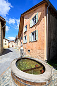 Brunnen in den Gassen des Alpendorfes, Guarda, Inn District, Unterengadin, Kanton Graudbunden, Schweiz, Europa