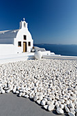 Kleine weiß getünchte Kirche gegen blaues Meer und Himmel, Finikia, in der Nähe von Oia, Santorini, Kykladen, Griechische Inseln, Griechenland, Europa