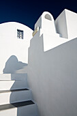 Weiß getünchte Gebäude gegen blauen Himmel, Imerovigli, Santorini, Kykladen, Griechische Inseln, Griechenland, Europa