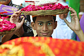 Boy carrying offerings, Ajmer Sharif Dargah, Rajasthan, India, Asia