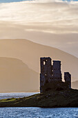 Loch Assynt und Ardvreck Castle, Lochinver, Sutherland, Highlands, Schottland, Großbritannien, Europa