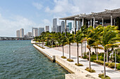 Blick auf Downtown und Perez Art Museum von MacArthur Causeway, Miami Beach, Miami, Florida, Vereinigte Staaten von Amerika, Nordamerika
