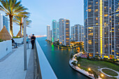 Bar auf der Dachterrasse mit Blick auf den Miami River in der Dämmerung, Miami, Florida, USA, Nordamerika