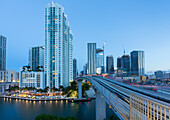 Blick auf Downtown Miami von Metrorail Station, Miami, Florida, Vereinigte Staaten von Amerika, Nordamerika