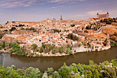 Blick über den Fluss Tajo in Santa Maria Kathedrale und Alcazar, UNESCO-Weltkulturerbe, Toledo, Kastilien-La Mancha, Spanien, Europa