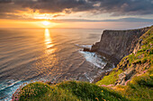 Cliffs of Moher bei Sonnenuntergang, Liscannor, County Clare, Provinz Munster, Irland, Europa