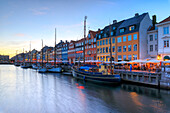 Blaue Lichter der Dämmerung am Hafen und Kanal des Vergnügungsviertels von Nyhavn, Kopenhagen, Dänemark, Europa