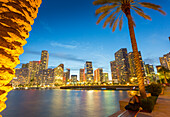 Downtown Miami Skyline von Brickell Key in der Dämmerung, Downtown Miami, Miami, Florida, Vereinigte Staaten von Amerika, Nordamerika