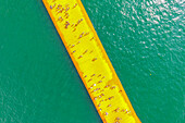Luftaufnahme der schwimmenden Piers im Iseo See - Italien, Europa