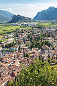 Ein Blick auf Arco von der Burg, Provinz Trient, Trentino-Südtirol, Italien