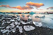 Jokulsarlon, Ost-Island, Island, Nordeuropa, Die ikonischen kleinen Eisberge in der Gletscherlagune während eines Sonnenaufgangs