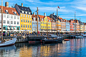 Dänemark, Hovedstaden, Kopenhagen, Bunte Gebäude entlang der Ufergegend von Nyhavn aus dem 17. Jahrhundert