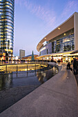 Mailand, Lombardei, Italien, Gae Aulenti Platz in der Dämmerung mit Unicredit Tower und Chrsitmas Baum