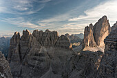 Sexten, Dolomiten, Südtirol, Provinz Bozen, Italien, Blick von einer Genesung des Ersten Weltkriegs auf Drei Zinner und Croda Passaporto