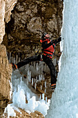 Dolomiten, Fassatal, Italien, Europa, Trentino, Alpen, Eiskaskaden, steigt ein Mann mit einem Eispickel, Eisblock in den Alpen