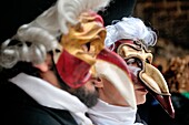 Features Karneval Maske von Venedig, in einem Spiel des Fokus, Italien
