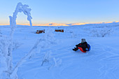 Person beobachtet die wilde Landschaft des schwedischen Lapplands, Riskgransen, Norbottens Ian, Lappland, Schweden, Europa