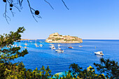 Fenster zwischen dem Mittelmeerpeeling mit den touristischen Booten, die vor Insel San Nicola, Tremiti-Inseln, Apulien, Italien