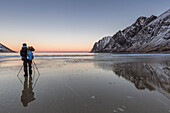 Fotograf am Strand von Ersfjord im Morgengrauen, Berg, Senja, Norwegen, Europa