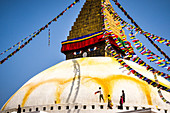 Bouddhanath Stupa mit Männern erfrischende gelbe Farbe, Kathmandu, Nepal, Asien