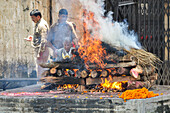 Cremation ceremony at Pashupatinath Temple, on the banks of the Bagmati river, Kathmandu, Nepal, Asia