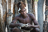 Porträt eines Mbunza-Mannes, der, lebendes Museum Mbunza, Kavango-Region, Namibia