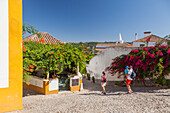 Obidos, Leiria Bezirk, Portugal, Europa, Eine Familie im Dorf