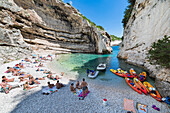 Blick auf den Strand Stiniva (Insel Vis, Insel Vis, Gespanschaft Split-Dalmatien, Region Dalmatien, Kroatien, Europa)