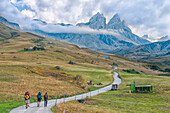 Wanderer vor der Aiguille d'Arves, Ecrins, Savoie, Frankreich