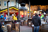 eine Nahaufnahme von einer roten Kerze auf dem Weihnachtsmarkt in der Stadt Bruneck, Provinz Bozen, Südtirol, Trentino Alto Adige, Italien, Europa