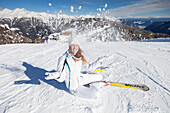 schöne Mädchen mit ihren Skiern spielt mit frischem Schnee entlang der Marilleva Pisten, Trento Provinz, Trentino Alto Adige, Italien, Europa