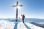 Diese Momentaufnahme erfasst die Emotionen, wenn Sie auf der Spitze des Berges in perfekter Gegenlichtlage ankommen. Provinz Bozen, Südtirol, Trentino-Südtirol, Italien, Europa