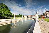 ein Detail von Prato della Valle, mit seinem typischen kreisförmigen Kanal und einem Mann mit seinem Hund, der herum es, Provinz Padua, Venetien, Italien, Europa