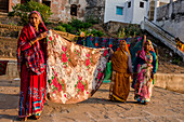 Maheshwar, Madhya Pradesh, Indien, Frauen trocknen ihre Saris auf den Ghats