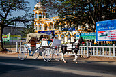 Mysore, Karnataka, Indien, Ein Pferdewagen, der nach Touristen in den Straßen von Mysore