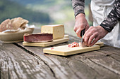 ein Koch schneidet ein Stück Speck (Speck), Provinz Bozen, Südtirol, Trentino-Südtirol, Italien