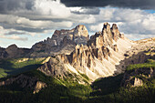 ein schöner Sonnenuntergang auf Croda DA Lago und Pelmo, Belluno-Provinz, Venetien, Italien