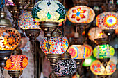 Bunte arabische hängende Laternen zum Verkauf in einem Geschäft in der Altstadt in Mostar, Bosnien und Herzegowina