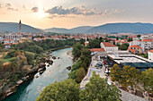 Erhöhte Ansicht von Mostar mit dem Glockenturm des Franziskanerklosters und der Kirche St. Peter und Paul, Bosnien und Herzegowina