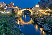 Alte Brücke (Stari Most) und Neretva Fluss in der Dämmerung, Mostar, Bosnien und Herzegowina