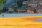 Iseo See, Lombardei, Italien, die sich hin- und herbewegenden Piers