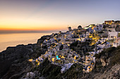 Oia, Santorini, Griechenland Das Dorf Oia bei Sonnenuntergang