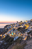 Oia, Santorini, Griechenland Das Dorf Oia bei Sonnenuntergang