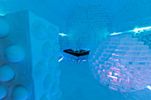 Beleuchtetes Doppelbett und Skulpturen, Ice Hotel, Jukkasjärvi, Kiruna, Norrbotten, Lappland, Schweden